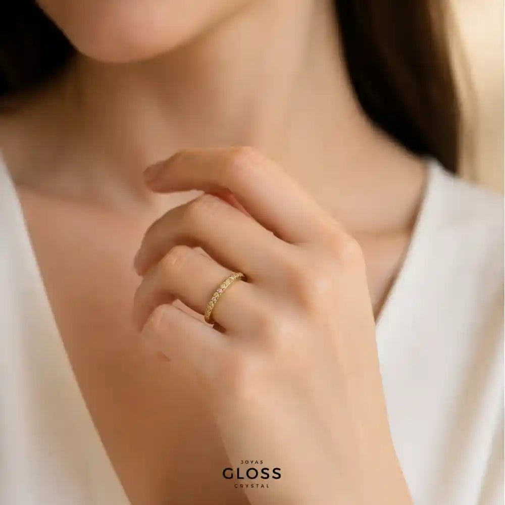 Anillo Bruna Medio Cintillo Baño de Oro 18k - Joyas Gloss Crystal